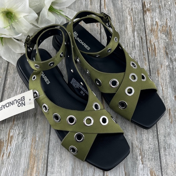 Women’s Strappy Grommet Sandals Flats Shoes Size 7 - Picture 1 of 8